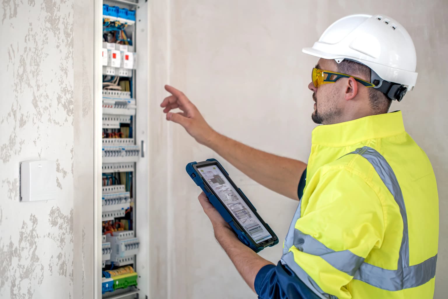 Elettricista che installa un impianto